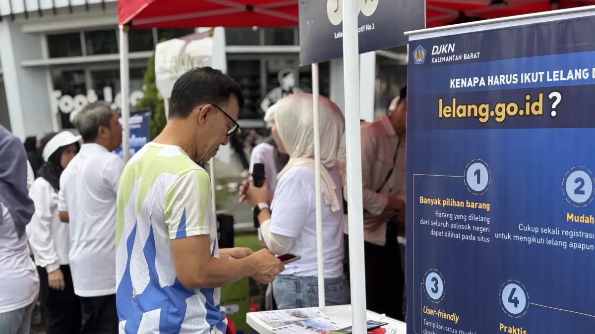 Warga mengunjungi stan Kanwil DJKN Kalimantan Barat saat kegiatan sosialisasi lelang pada ajang Car Free Day di Jalan Ahmad Yani, Pontianak, Minggu (7/6). (ISTIMEWA)