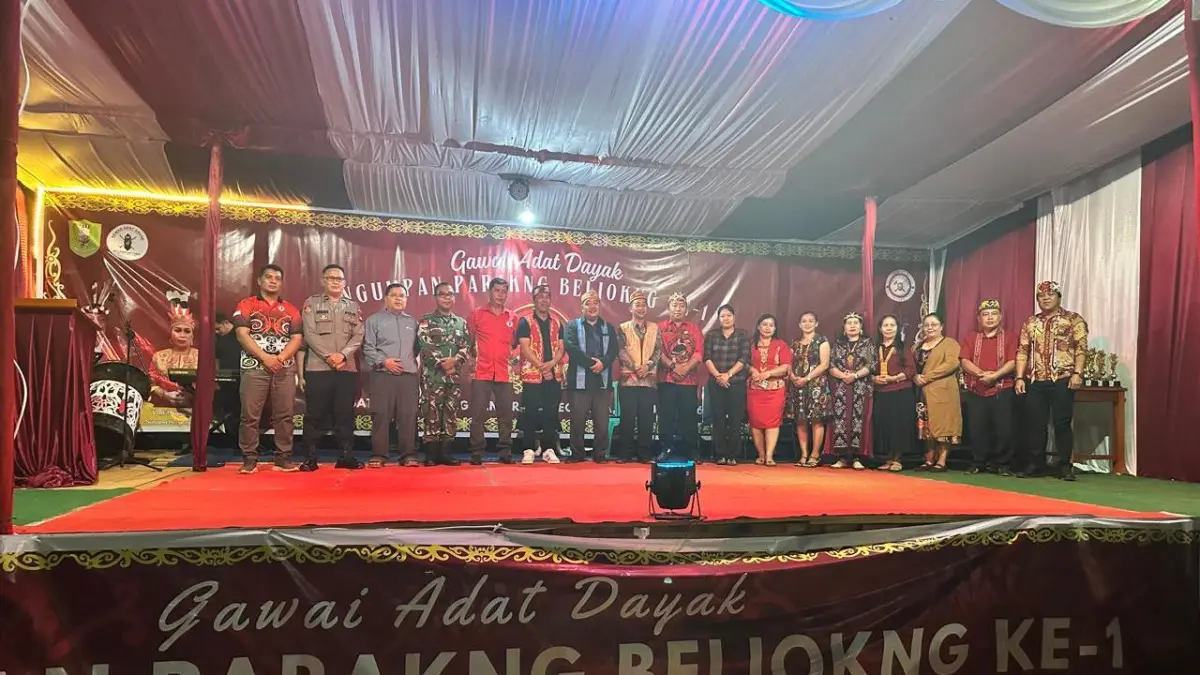 GAWAI DAYAK – Ribuan warga menghadiri penutupan Gawai Umpan Parakng Beliung I Tahun 2026 di Rumah Betang Panjang Pang Raem, Dusun Mangkup, Desa Teraju, Kecamatan Toba, Kabupaten Sanggau, Senin (8/6) malam. Perayaan budaya perdana tingkat kecamatan tersebut menjadi momentum memperkuat persatuan, melestarikan budaya Dayak, dan meneguhkan identitas masyarakat di tengah arus modernisasi. (Humas Polres Sanggau)