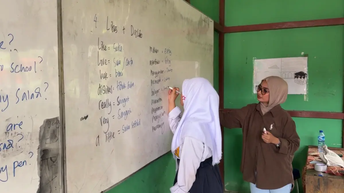 BELAJAR BAHASA INGGRIS – Seorang relawan program DIB Mengajar memberikan materi Bahasa Inggris kepada siswa SMP Negeri 3 Kepulauan Karimata di Desa Pelapis, Kabupaten Kayong Utara. Program CSR Kawasan Industri Pulau Penebang (KIPP) ini bertujuan memperluas akses pendidikan dan meningkatkan kemampuan bahasa asing generasi muda di wilayah kepulauan. (IST)