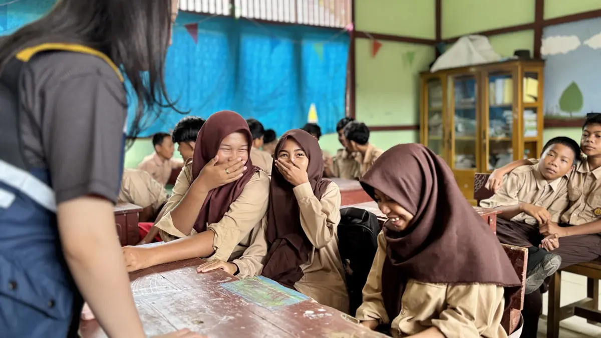 INTERAKTIF – Guru dan siswa berdiskusi dalam kegiatan DIB Mengajar di SMP Negeri 3 Kepulauan Karimata, Desa Pelapis. Melalui pendekatan belajar yang interaktif, siswa didorong lebih percaya diri berkomunikasi dalam Bahasa Inggris sebagai bekal menghadapi peluang di masa depan. (IST)