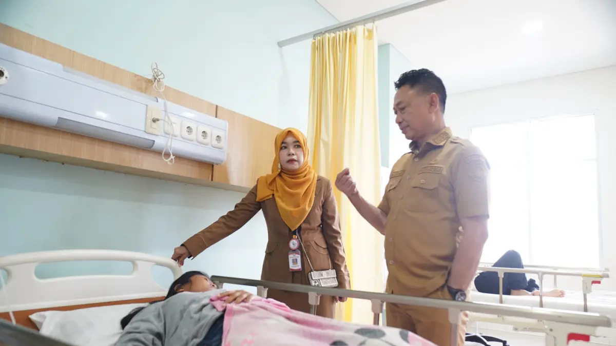 SAMBANGI KORBAN: Wali Kota Pontianak Edi Rusdi Kamtono menyapa dan berbincang dengan pasien satu per satu di ruang perawatan RSUD Pontianak Utara, Selasa (9/6). Pemerintah Kota Pontianak memastikan seluruh biaya pemeriksaan, pengobatan, hingga perawatan korban dugaan keracunan makanan digratiskan.