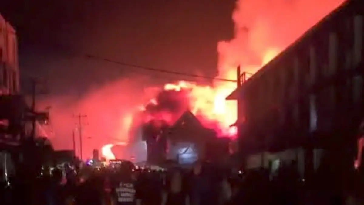 Api membesar di Pasar Pagi Kecamatan Sungai Pinyuh Kabupaten Mempawah pada Selasa (9/6) malam. (ISTIMEWA)
