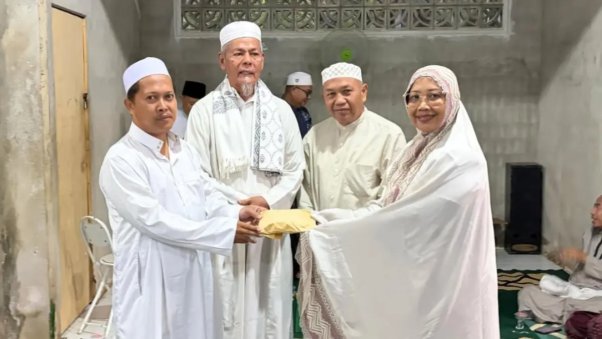  Bupati Erlina menyerahkan bantuan di sela-sela kegiatan safari fajar.