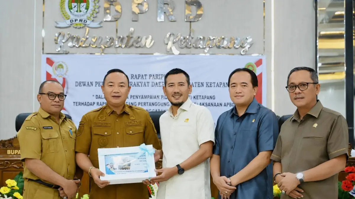 Bupati Ketapang, Alexander Wilyo, menyampaikan laporan pertanggungjawaban pelaksanaan APBD 2025, Senin (8/6).