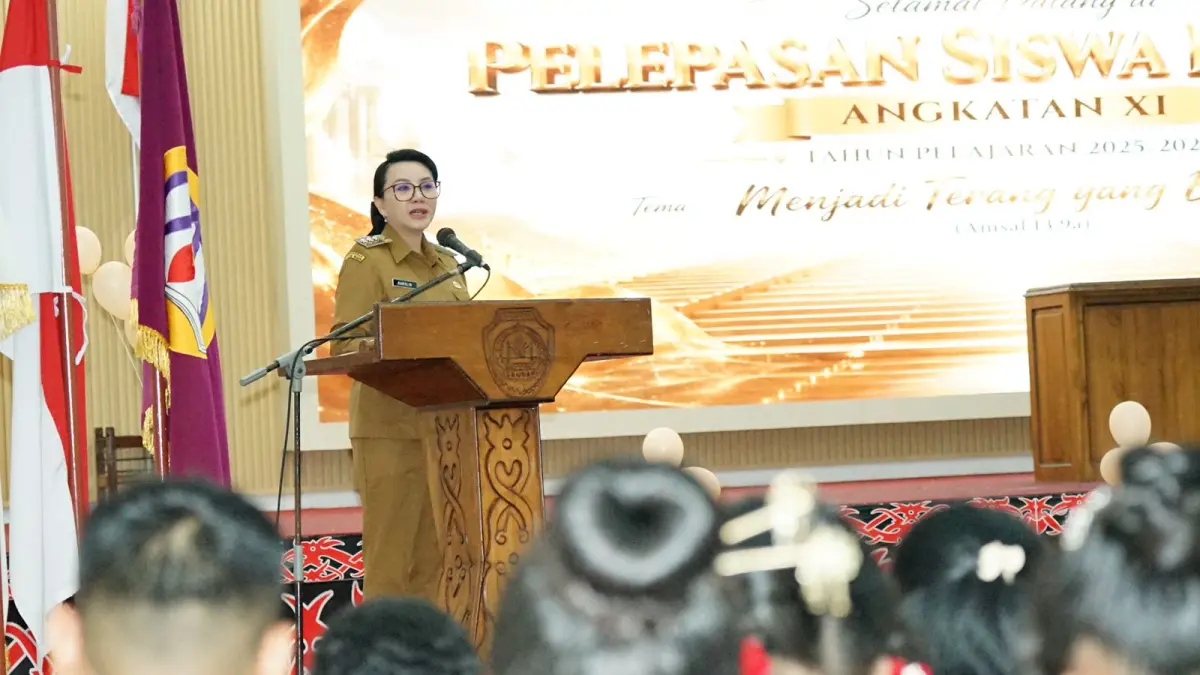 Bupati Landak Karolin Margret Natasa melepas siswa SDS Alfa Omega Angkatan XI secara simbolis di aula besar kantor bupati landak pada Senin (8/6). (HUMAS PEMKAB LANDAK)