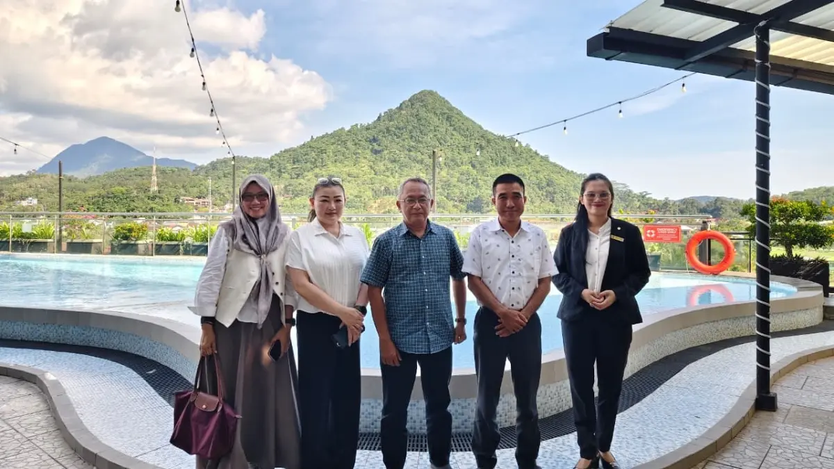 Director of Sales Marketing Swiss-Belinn Singkawang, Ely Yulianti, GM&nbsp; Secretary & Asst. PR ManagerTiffany Hana Pratiwi berfoto bersama dengan Manajemen Pontianak Post, Selasa (19/6) di Swiss Belinn Singkawang. (WANDI/PONTIANAK POST)
