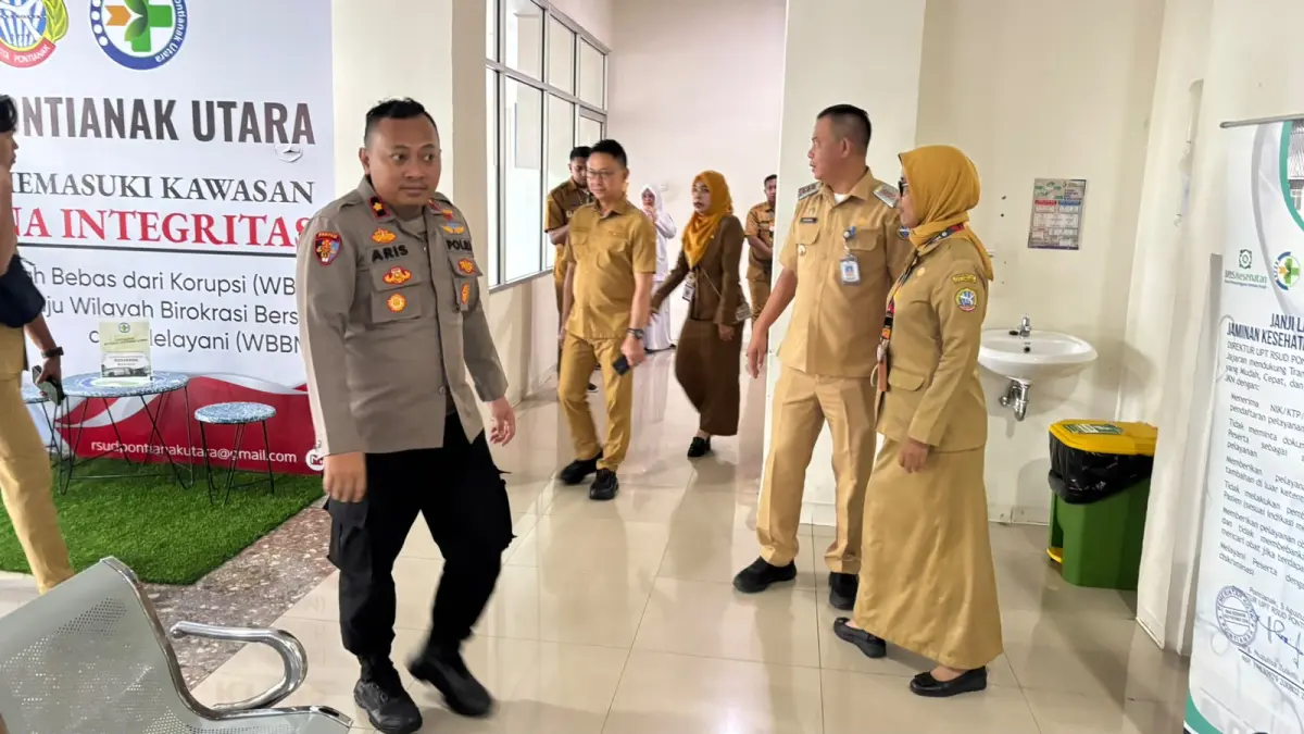 INVESTIGASI: Petugas kesehatan memantau kondisi pasien yang menjalani perawatan akibat dugaan keracunan makanan. Sampel makanan yang dikonsumsi peserta kegiatan gereja telah dikirim ke laboratorium untuk pemeriksaan lebih lanjut. (IST)