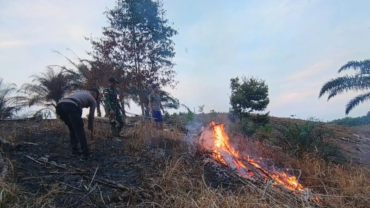 Jajaran Polsek Beduai melakukan verifikasi lapangan terhadap dua titik panas di lahan pertanian warga, Minggu (7/6). Kondisi dinyatakan terkendali. (HUMAS POLRES)