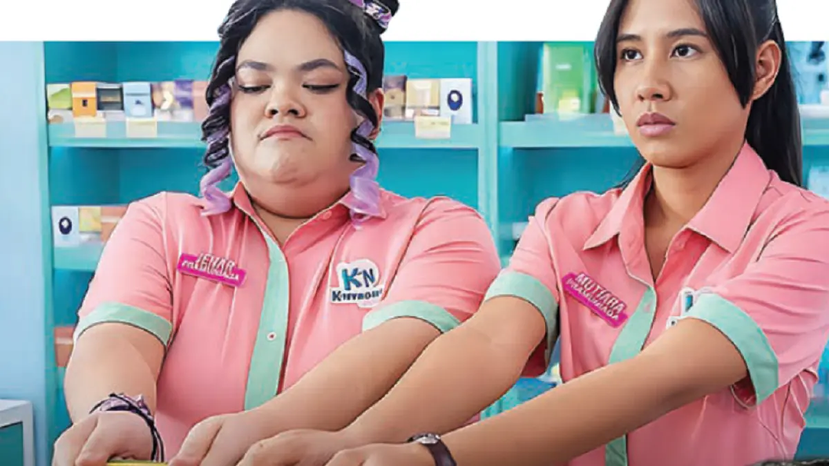 Jenar (kiri, Nadia Syarifa) dan Muti (Shenina Cinnamon) melayani pembeli di K-Nyeong Mart demi bisa bertemu grup idola mereka. (FOTO NETFLIX)