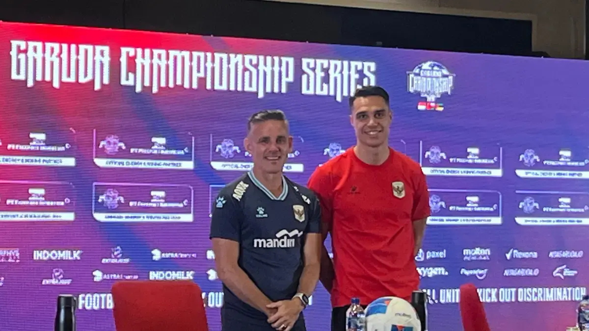 John Herdman dan Joey Pelupessy di konferensi pers Timnas Indonesia vs Mozambik. (Andika Rachmansyah/JawaPos.com)