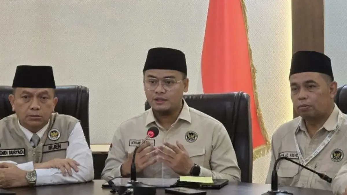 Juru Bicara Kemenhaj Ichsan Marsha (tengah) memberikan keterangan pers di Kantor Daker Makkah, Selasa (9/6). (ANTARA)