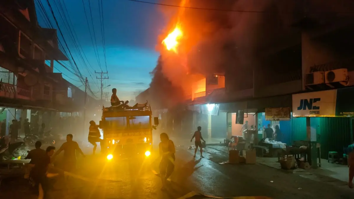 Kebakaran melanda kawasan Pasar Pagi di Jalan Pasar Pagi, Kecamatan Sungai Pinyuh, Kabupaten Mempawah, pada Selasa (9/6). (ISTIMEWA)