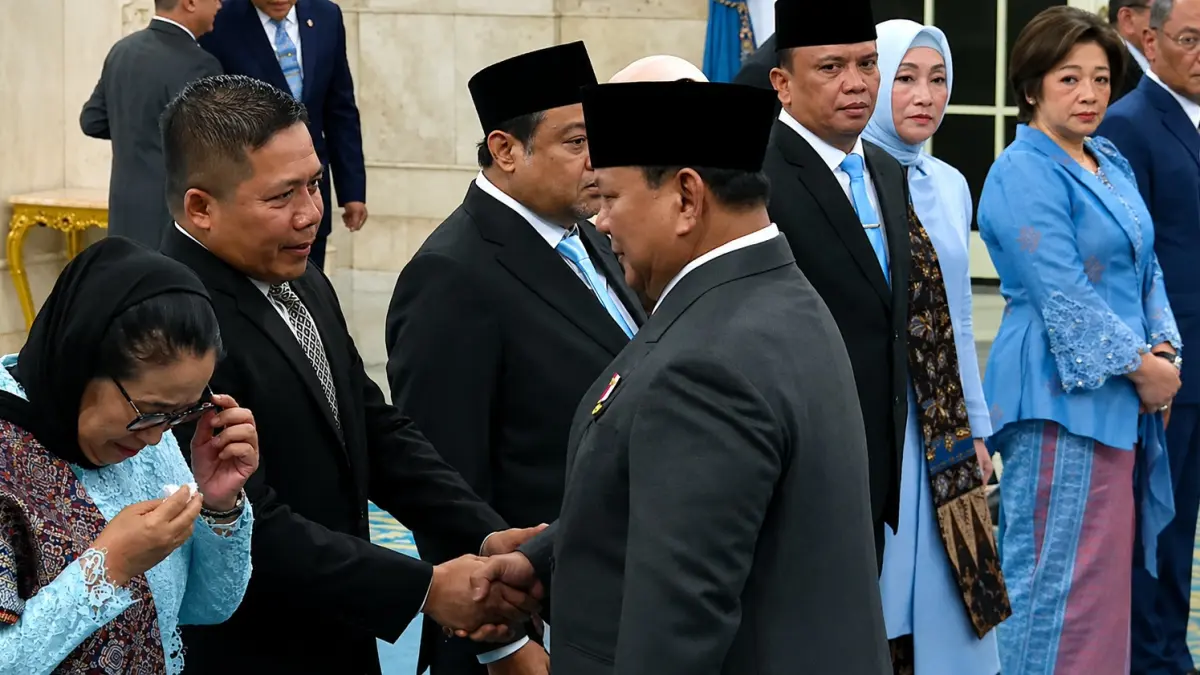 Kepala Badan Gizi Nasional (BGN) Nanik S. Deyang (paling kiri) menyeka air mata usai menerima ucapan selamat dari Presiden Prabowo Subianto setelah pelantikan di Istana Negara, Jakarta, Senin (8/6/2026).  (TANGKAPAN LAYAR YOUTUBE SEKRETARIAT PRESIDEN)