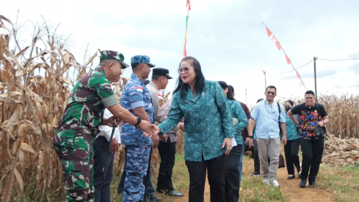 Ketua Bidang I Pembinaan Karakter Keluarga TP PKK Provinsi Kalimantan Barat, Donata Dirasig Krisantus saat menghadiri panen jagung raya di Bengkayang. (Adpim Pemprov Kalbar)