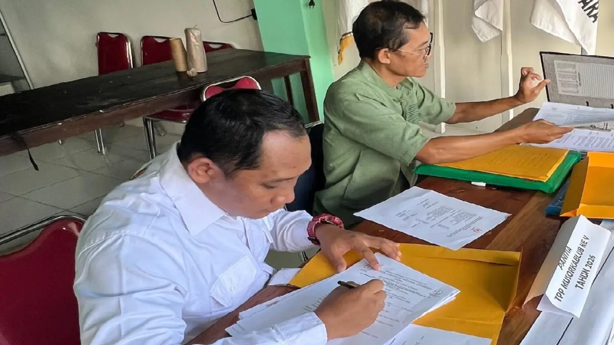 Ketua TPP Musorkablub V KONI Kabupaten Kayong Utara, Budi Utomo pada penyerahan berkas Bakal Calon Ketua KONI KKU kemarin.  (ISTIMEWA)
