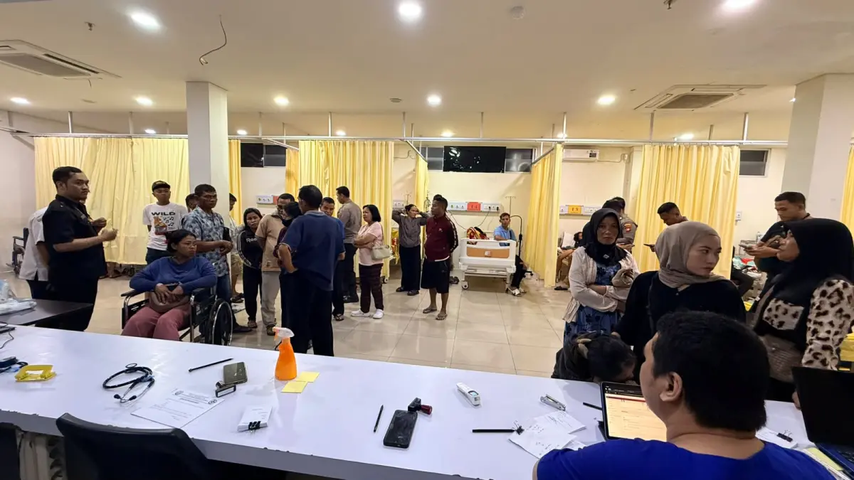 PENANGANAN MEDIS: Tenaga kesehatan menangani pasien yang diduga mengalami keracunan makanan di RSUD Pontianak Utara. Hingga Selasa (9/6), sebanyak 58 orang tercatat mendapatkan layanan medis. (IST)