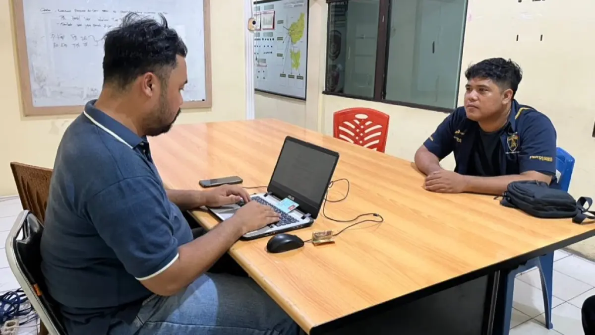 Penyidik saat melakukan pemeriksaan terhadap pengawas dan manajer SPBU