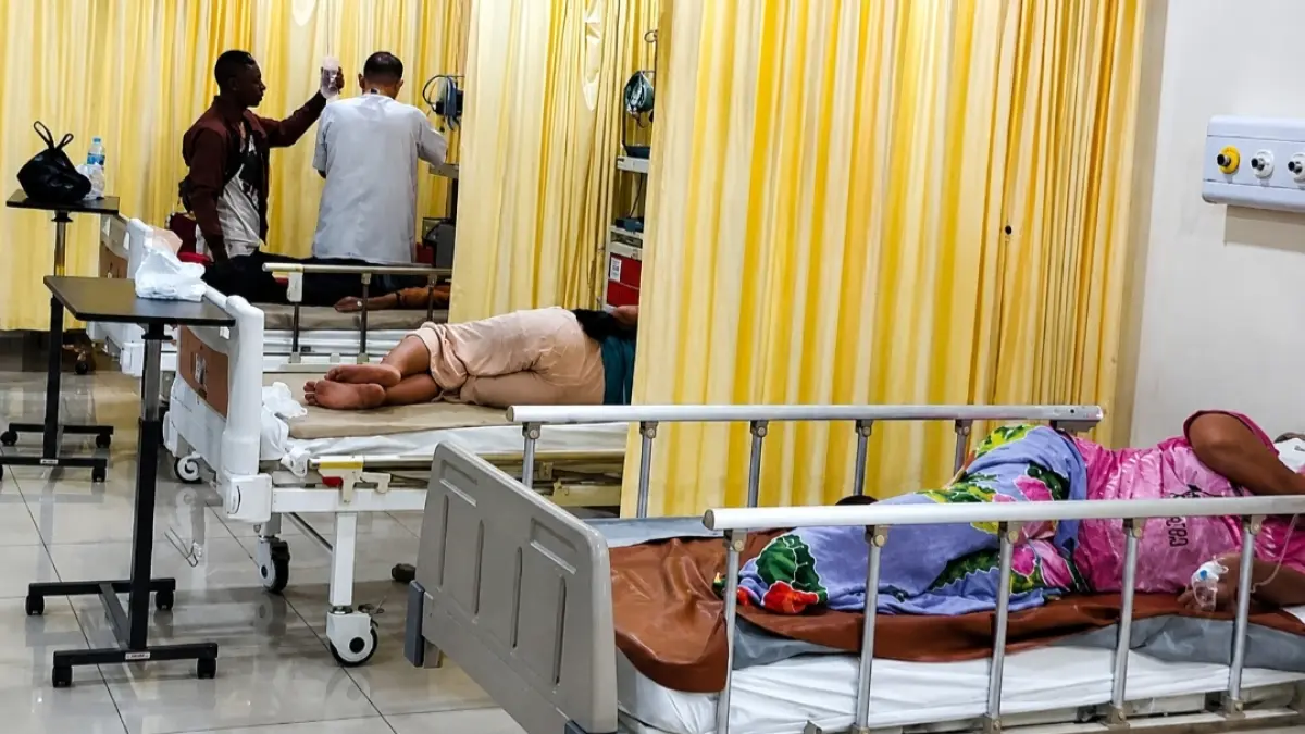 PERAWATAN: Sejumlah jemaat menjalani perawatan dan observasi di RSUD Pontianak Utara setelah mengalami gejala mual, muntah, diare, dan pusing usai mengikuti kegiatan di Gereja Stella Maris Pontianak. (IST)