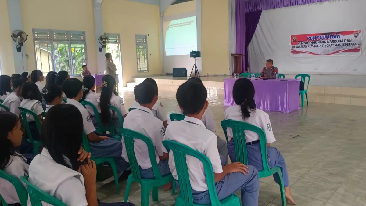 Personel Polres Landak menggelar penyuluhan bahaya narkoba dan kenakalan remaja di SMA Arastamar Ngabang pada Senin (8/6). (HUMAS POLRES LANDAK)