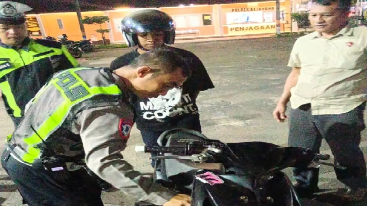 Polisi mengamankan sepeda motor yang diduga terlibat aksi balap liar di Kota Ketapang, Minggu (7/6). (ISTIMEWA)