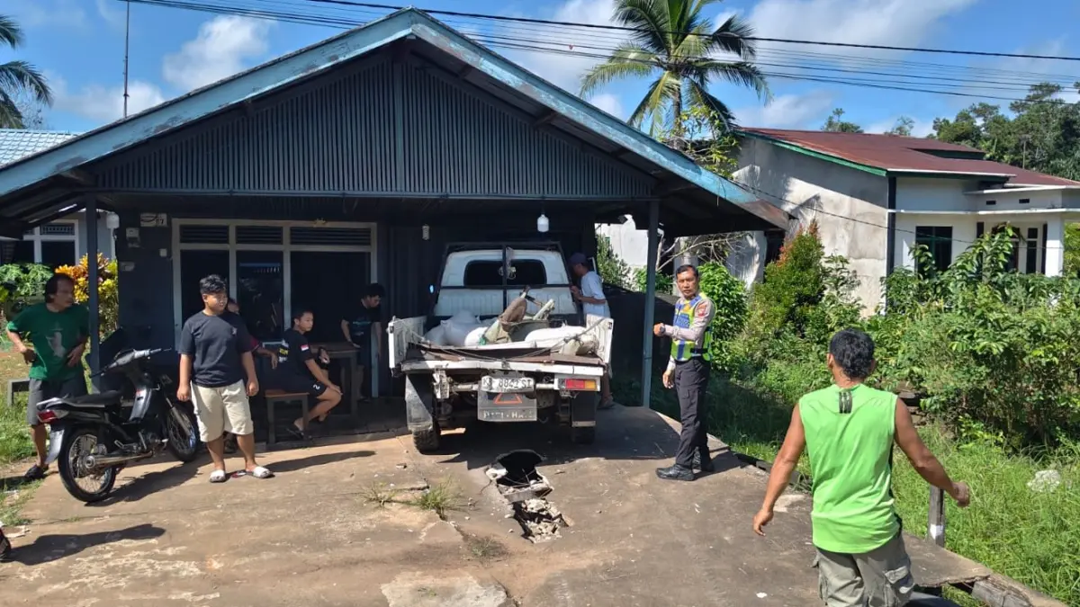 Sebuah pikap menghantam rumah warga setelah terlibat kecelakaan beruntun di KM 33 Desa Pancaroba Kecamatan Sungai Ambawang Kubu Raya pada Selasa (9/6) pagi. (ISTIMEWA)