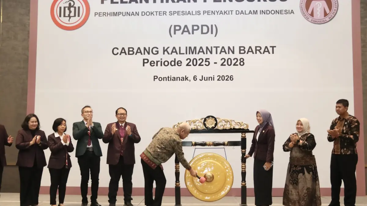 Sekda Kalbar Harisson memukul gong tanda dimulainya pembukaan Pendidikan Kedokteran Berkelanjutan VII. (Adpim Pemprov Kalbar)
