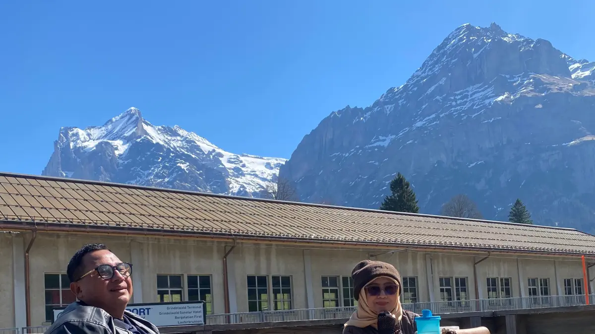 Syafaruddin Daeng Usman dan istri di bawah bukit Kahlenberg Wina Austria yang dilingkungi pegunungan Alpen dengan salju abadinya (IST)