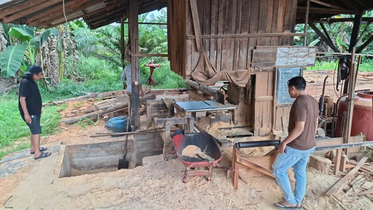 Tim Jatanras Satreskrim Polres Kubu Raya meninjau lokasi sawmill di Kecamatan Sungai Ambawang dalam rangka memperkuat pengawasan terhadap pemanfaatan hasil hutan dan mencegah peredaran kayu ilegal. (ISTIMEWA)