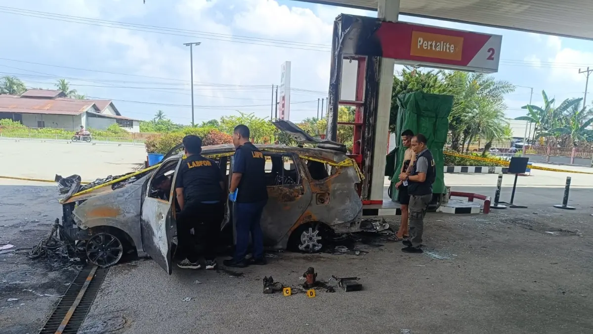 Tim Labfor Polda Kalbar melakukan olah TKP dan pengambilan sampel barang bukti kebakaran mobil di SPBU Semparuk, Kabupaten Sambas. (ISTIMEWA)