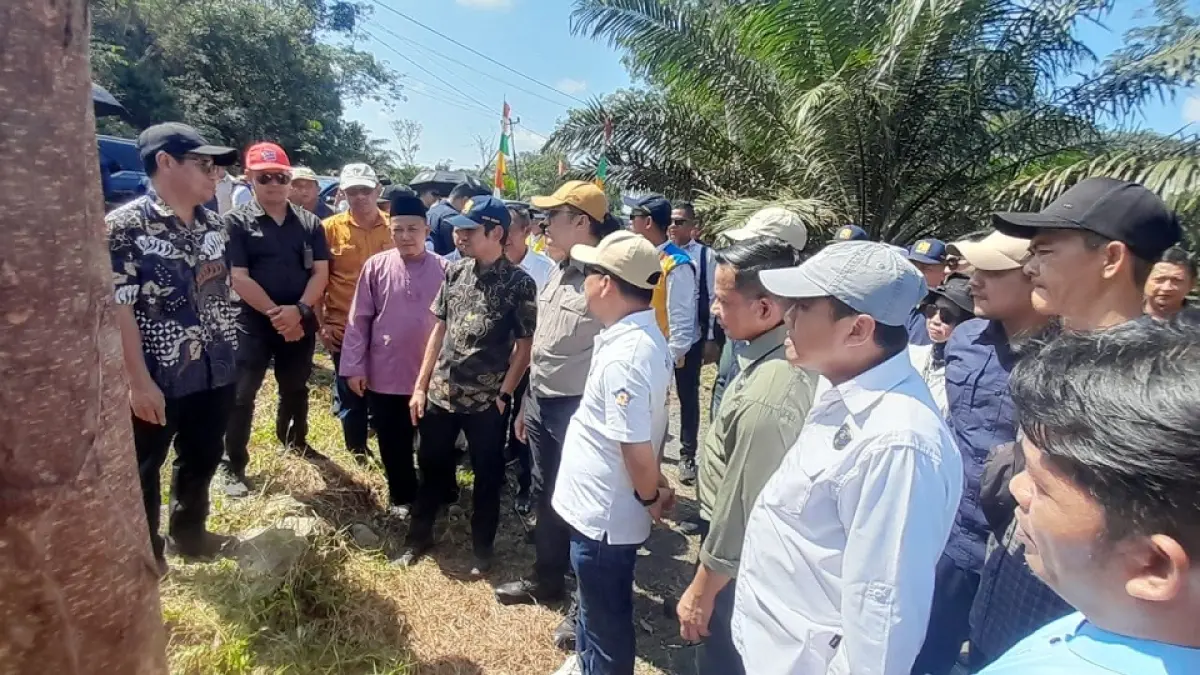 TINJAU: Bupati Sambas H. Satono belum lama ini meninjau lokasi rencana pembangunan bersama Staf Khusus Menteri Koordinator Bidang Infrastruktur dan Pembangunan Kewilayahan Herzaky Mahendra Putra. 


