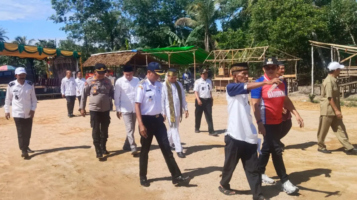 TINJAU LAPANGAN: Wakil Wali Kota Singkawang, Muhammadin, meninjau kondisi Lapangan Sepak Bola Architen Putra Semelagi usai peresmian di Kelurahan Semelagi Kecil, Kecamatan Singkawang Utara, Rabu (10/6). Keberadaan lapangan tersebut diharapkan menjadi sarana pembinaan atlet muda sekaligus ruang aktivitas positif bagi masyarakat. / IST