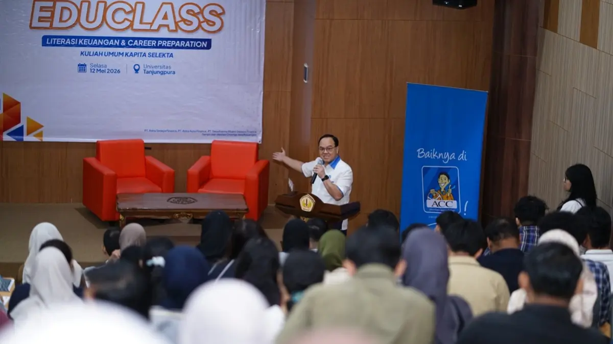 CEO ACC Hendry Christian Wong memberikan materi dalam kegiatan Educlass Literasi Keuangan dan Career Preparation di FEB Universitas Tanjungpura, Pontianak, Selasa (12/5). ACC mendorong peningkatan literasi keuangan dan kesiapan karier generasi muda melalui program CSR pendidikan.