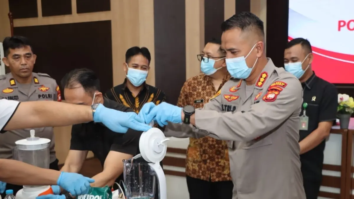 MUSNAHKAN BARANG BUKTI : Polresta Pontianak memusnahkan 1.562 butir narkotika jenis ekstasi hasil pengungkapan kasus peredaran gelap narkoba beberapa waktu lalu. Dari hasil pengungkapan diamankan juga satu orang tersangka. MEIDY KHADAFI/PONTIANAK POST