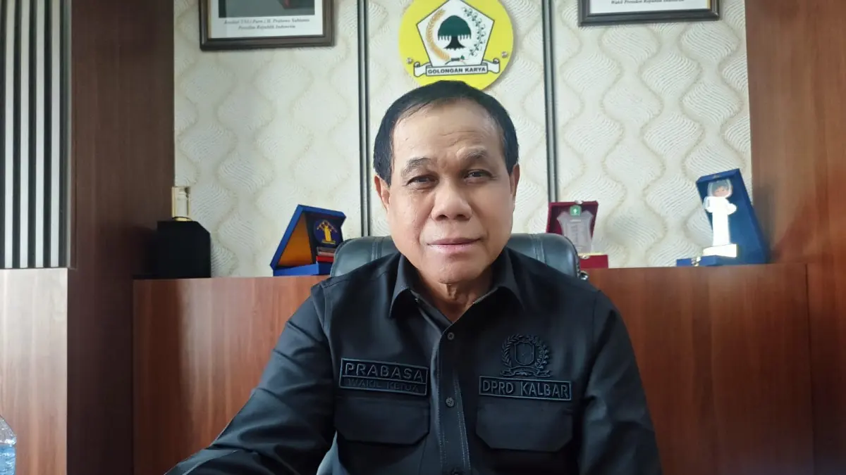 DUKUNG KONEKTIVITAS BORNEO – Wakil Ketua DPRD Kalimantan Barat Prabasa Anantatur, menyampaikan dukungannya terhadap wacana pembangunan kereta api lintas Kalimantan yang terhubung hingga Sarawak dan Brunei. Menurutnya, kereta api, jalan tol, dan Pelabuhan Kijing menjadi tiga infrastruktur strategis yang dapat mempercepat pertumbuhan ekonomi Kalbar dan kawasan perbatasan. (IST)