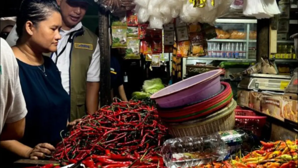 Arsip foto - Komoditas cabai rawit merah, cabai merah keriting dan komoditas lainnya yang dijual pedagang di Pasar Grogol, Jakarta. (ANTARA/Harianto).