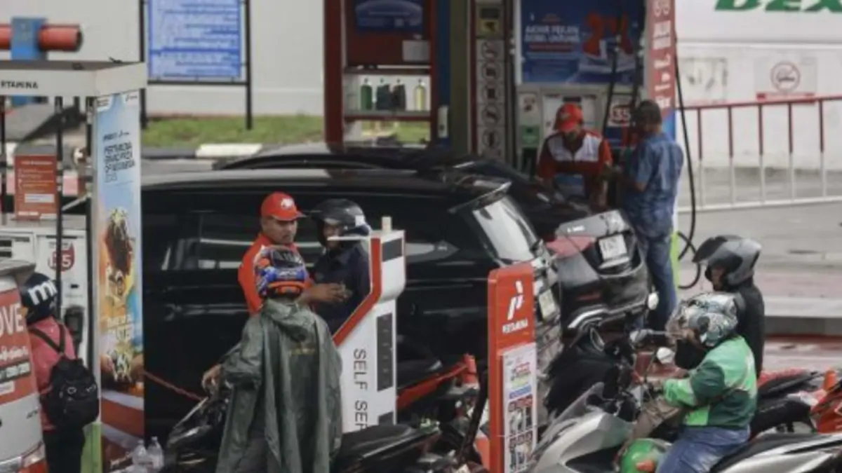 Arsip Foto - Pengendara antre untuk mengisi BBM di SPBU Pertamina di Duren Sawit, Jakarta, Senin (4/5). (ANTARA FOTO/Dhemas Reviyanto/wsj)