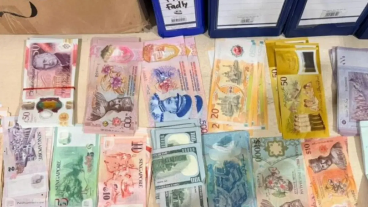 Barang bukti uang tunai asing yang dibawa tanpa melapor saat memasuki Batam yang telah diamankan oleh pihak BC Batam, Kepri. (ANTARA/HO-BC Batam)