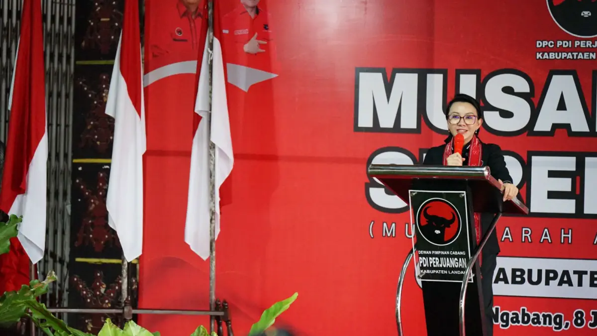 Bupati Landak Karolin Margret Natasa  membuka Musancab PDI Perjuangan Kabupaten Landak pada Senin (8/6). (HUMAS PEMKAB LANDAK)