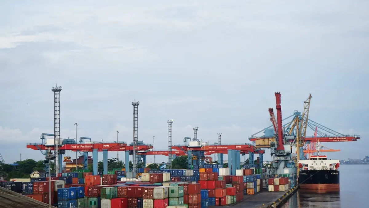 Tumpukan kontainer di Terminal Kijing, Kabupaten Mempawah, menjadi penanda meningkatnya aktivitas logistik di Kalimantan Barat. Arus barang yang terus tumbuh mencerminkan menguatnya peran pelabuhan sebagai simpul distribusi utama di kawasan tersebut.