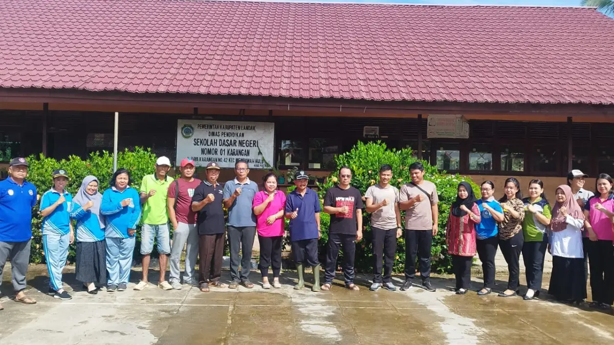Forkopimcam, tenaga kesehatan dan warga Kecamatan Mempawah Hulu, Kabupaten Landak gotong royong bersihkan lingkungan untuk mencegah kasus bertambah