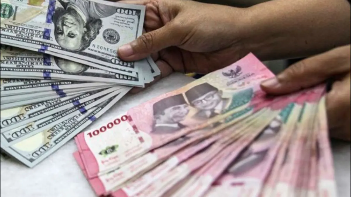 Ilustrasi - Karyawan menunjukkan uang pecahan rupiah dan dolar Amerika Serikat (AS) di gerai penukaran mata uang asing Ayu Masagung, Kwitang, Jakarta. (ANTARA FOTO/Darryl Ramadhan/wsj/am).
