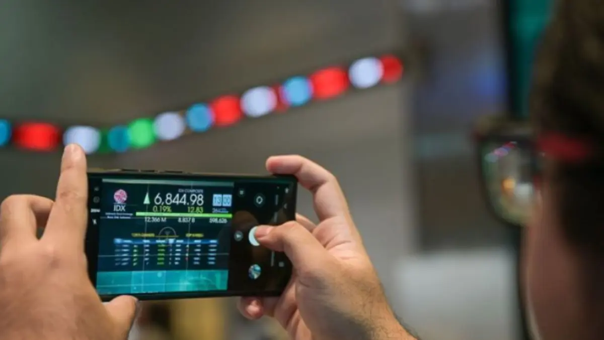 Ilustrasi - Pengunjung mengambil gambar layar digital pergerakan Indeks Harga Saham Gabungan (IHSG) di Bursa Efek Indonesia (BEI), Jakarta. (ANTARA FOTO/FAUZAN)