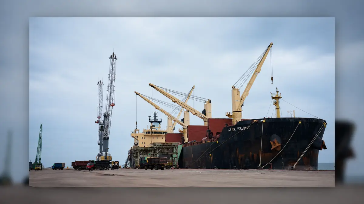 Kapal sandar di terminal non petikemas Terminal Kijing, Kabupaten Mempawah, menunggu proses pemuatan, mencerminkan meningkatnya aktivitas logistik dan peran pelabuhan sebagai simpul distribusi utama di Kalimantan Barat.