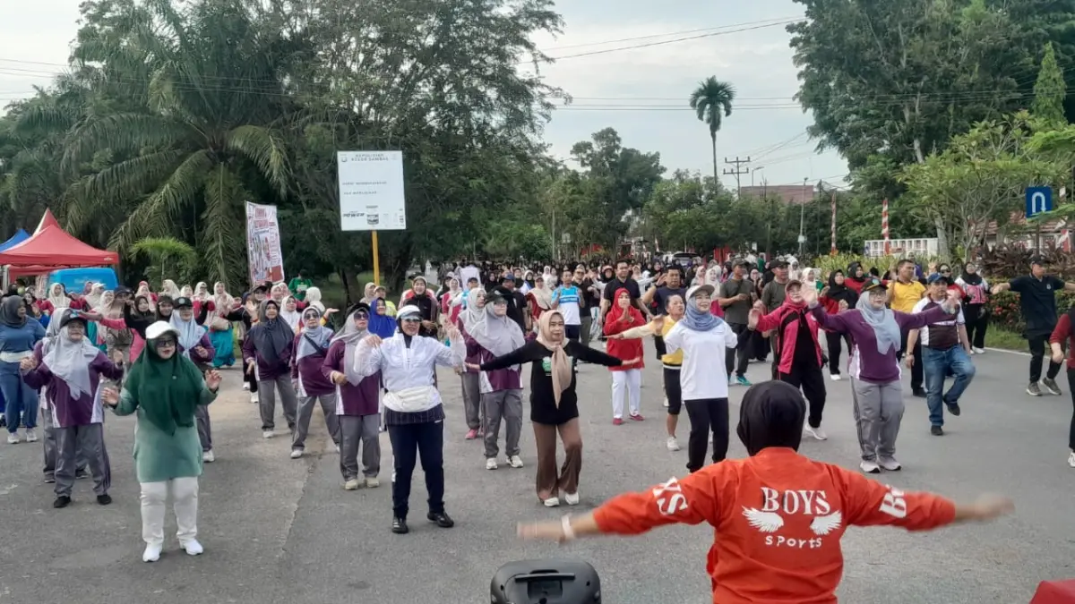 Kegiatan Gema Perbatasan yang diramaikan dengan senam bersama dilaksanakan di area CFD Sambas. (ISTIMEWA)