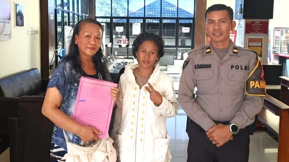 KEMBALI BERKUMPUL: Safitri (tengah) akhirnya dapat kembali ke keluarganya setelah identitasnya berhasil ditelusuri oleh Polres Sekadau bersama Dinsos P3A dan instansi terkait. / HUMAS POLRES SEKADAU