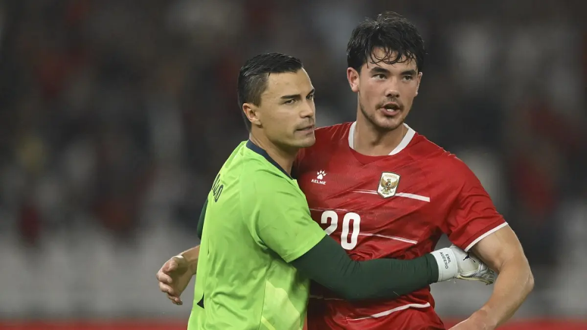 Kiper Timnas Indonesia Emil Audero memeluk Elkan Baggott usai menggagalkan tendangan penalti saat melawan Timnas Oman dalam laga FIFA Match Day di SUGBK, Jumat (5/6/2026). (ANTARA FOTO/M Risyal Hidayat)