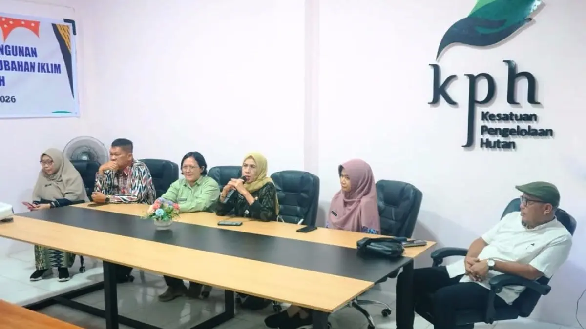  Kurdiah saat membuka kegiatan dialog di KPH Mempawah