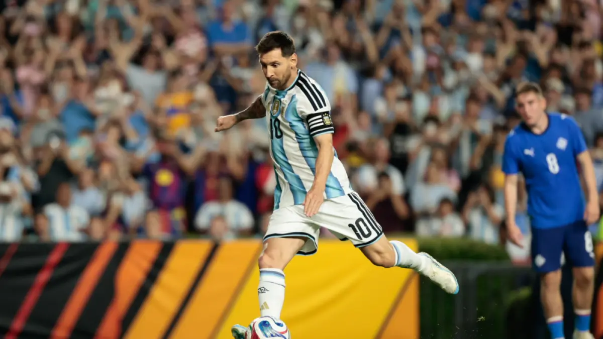 Lionel Messi mencetak gol saat Argentina mengalahkan Islandia 3-0 dalam laga uji coba menuju Piala Dunia 2026. (afa.com.ar)