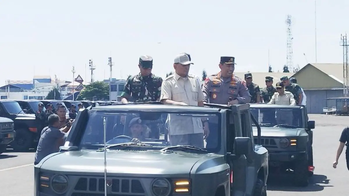 Menteri Pertahanan Sjafrie Sjamsoeddin menumpangi Pindad Maung MV3 bersama Panglima TNI Jenderal TNI Agus Subiyanto dan Kapolri Jenderal Pol Listyo Sigit Prabowo beberapa waktu lalu. (Antara)