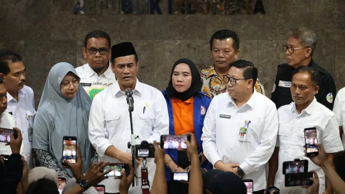 Menteri Pertanian Andi Amran Sulaiman yang juga menjabat Kepala Badan Pangan Nasional menerima perwakilan peternak ayam petelur dari berbagai daerah, Senin (9/6). (ISTIMEWA)